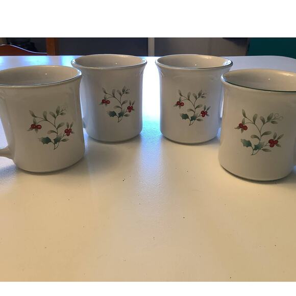 Pfaltzgraff Other - Pfaltzgraff Winterberry Porcelain Holiday Mugs Set of 4 Hot